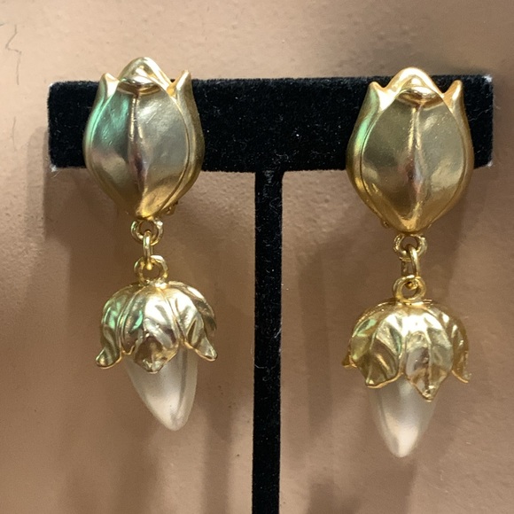 BOLD GOLD FLOWER AND PEARL DROP CLIP ON EARRINGS - Picture 5 of 13